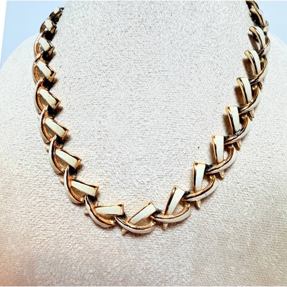 Vintage Coro Pegasus Cream Enamel Chevron Link Necklace 18" Signed